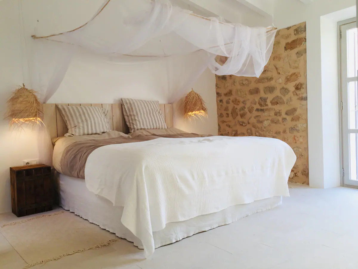 1. airbnb mallorca slaapkamer ibiza stijl