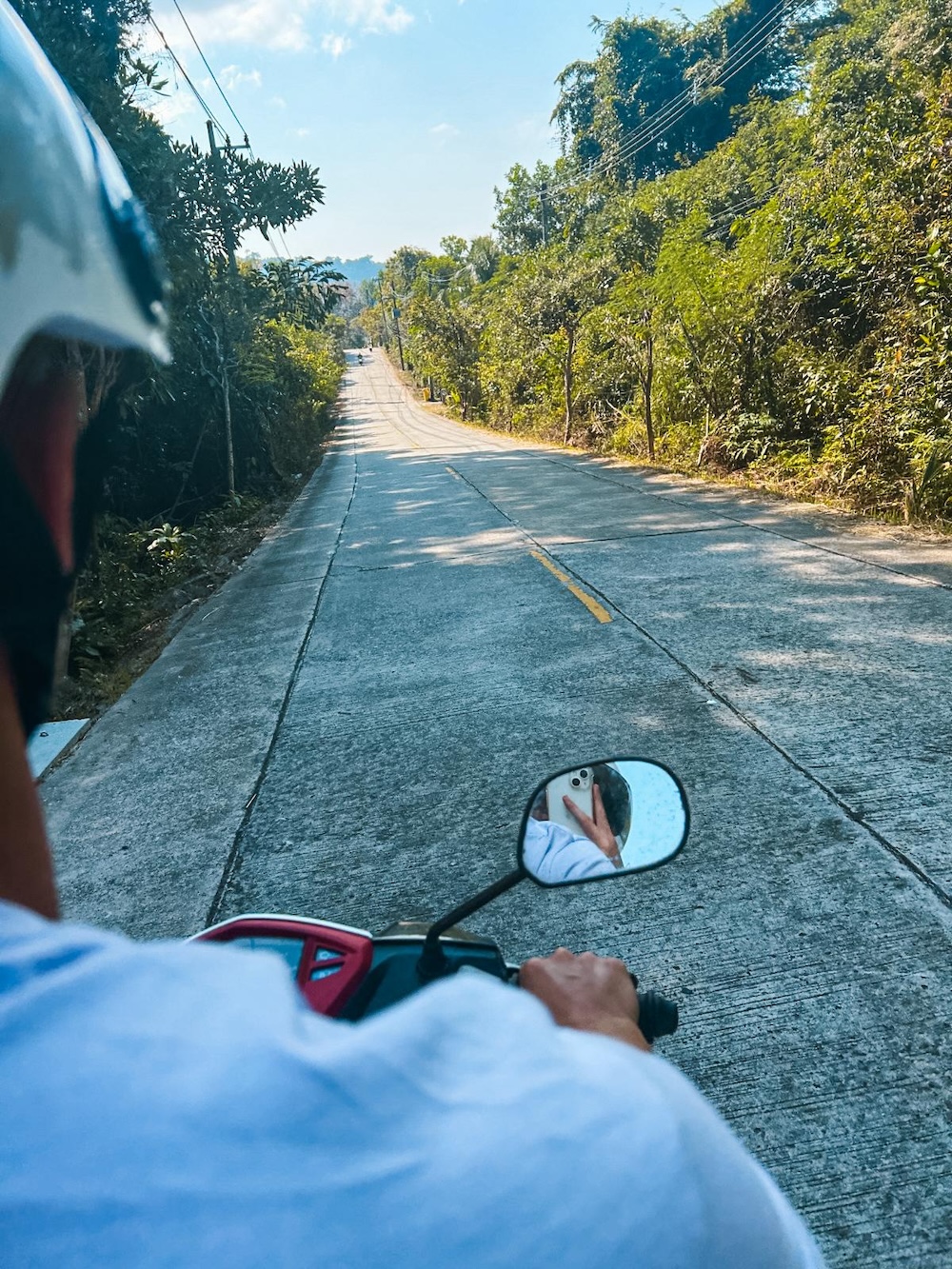 Achterop de scooter