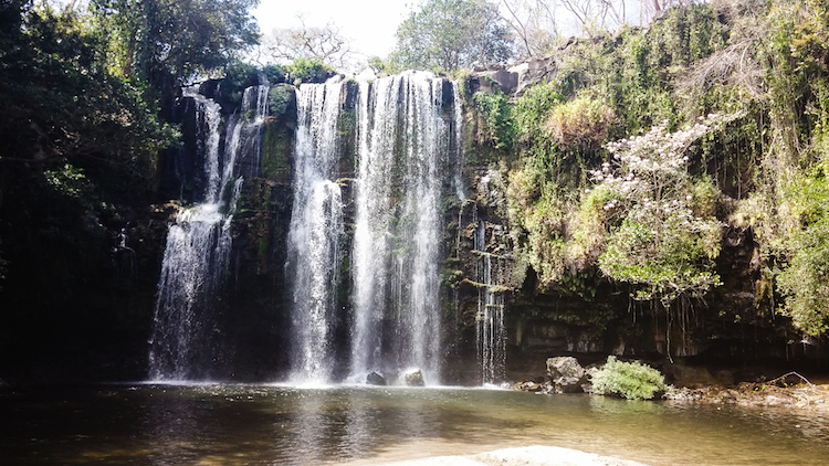 Alleen backpacken Costa Rica waterval Liberia - Llanos de Cortes