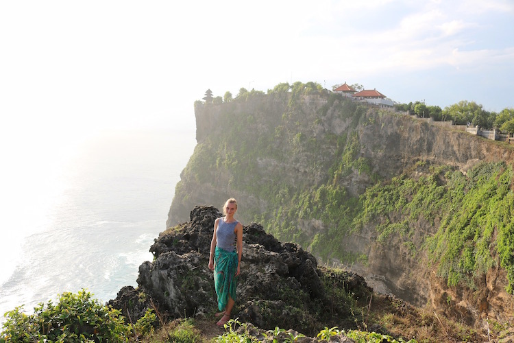 Alleen backpacken indonesie bali Irina in uluwatu bali