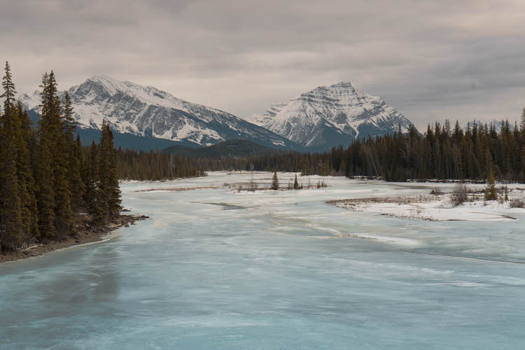 Athabasca-River-in-canada-in-de-winter