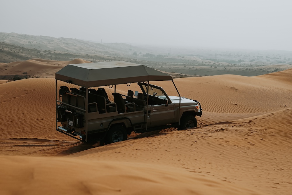 Auto in woestijn Al Wadi