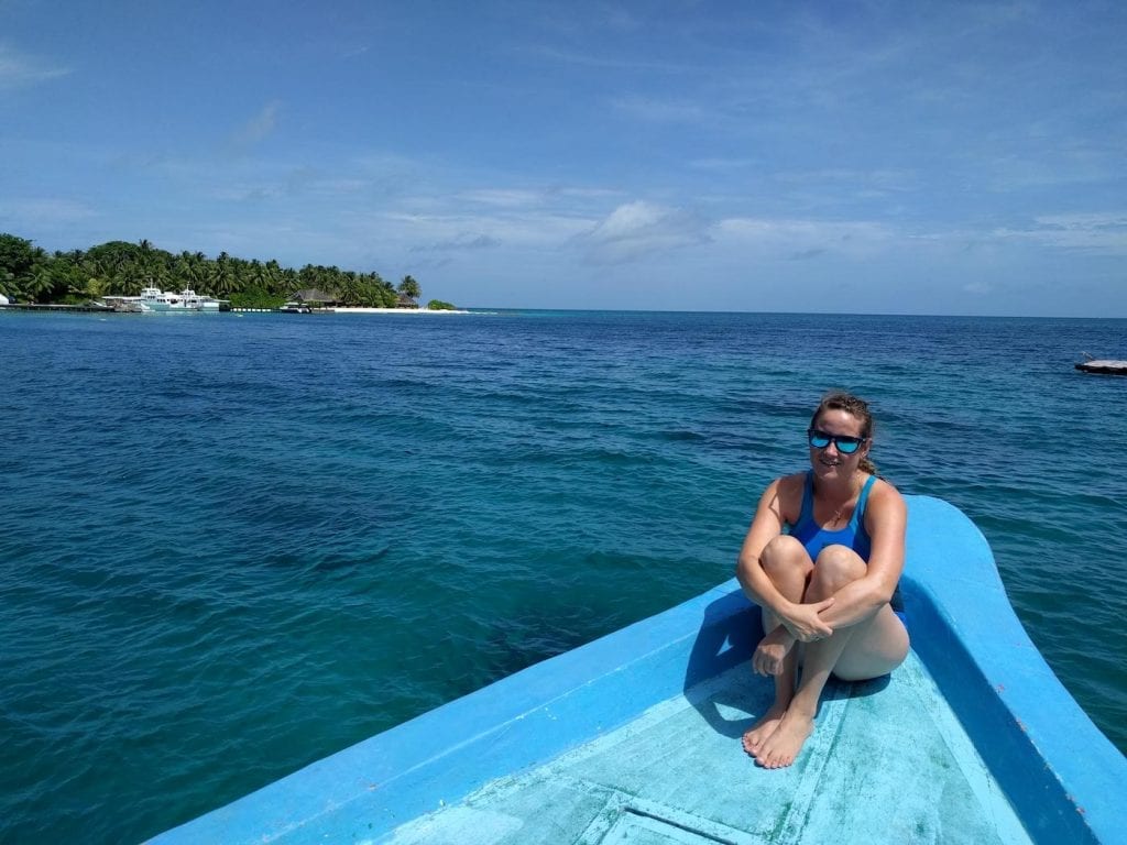 Backpacken Malediven Kuramathi Op de boot met links