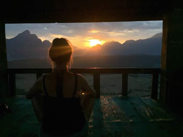 Backpacken in laos alleen zonsondergang