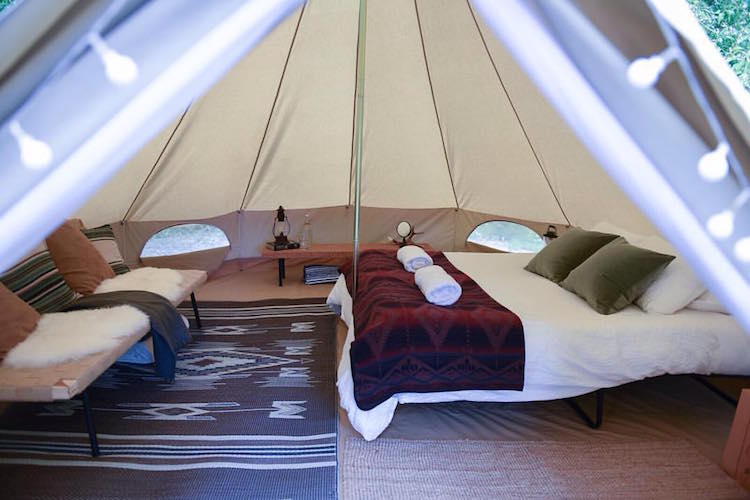 Binnenkant glamping tent in Golden Canada