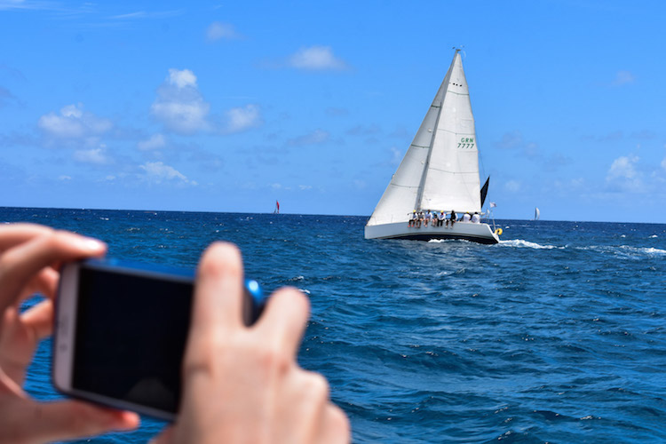 Chase the race antigua barbuda foto's maken