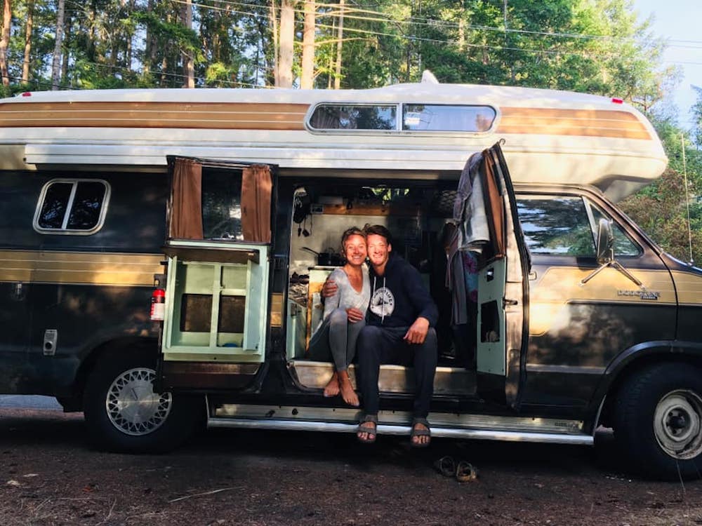 Claire en Brock in de camper