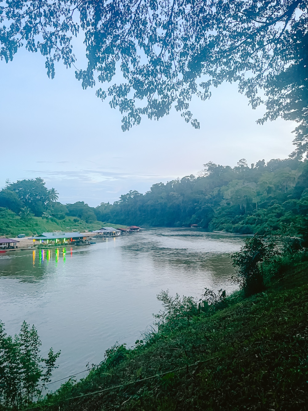 De rivier met restaurantjes