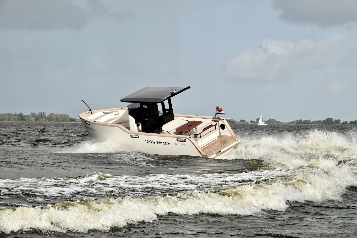 Elektrische boot huren Huur de Eelex 8000 met kapitein