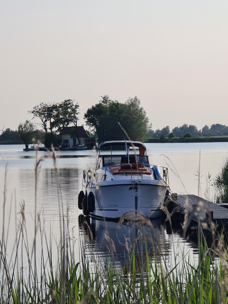 Elektrische boot huren Nexus Revo 870 Cabrio Electric aanlegplaats in de natuur