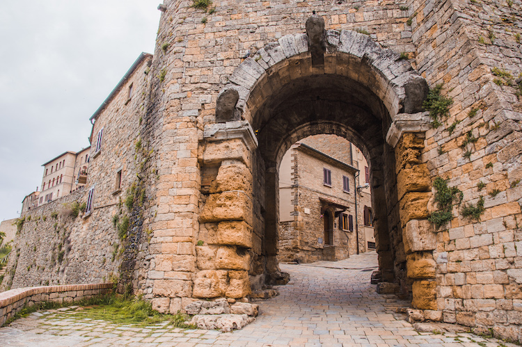 Etruskische Poort bezienswaardigheden volterra