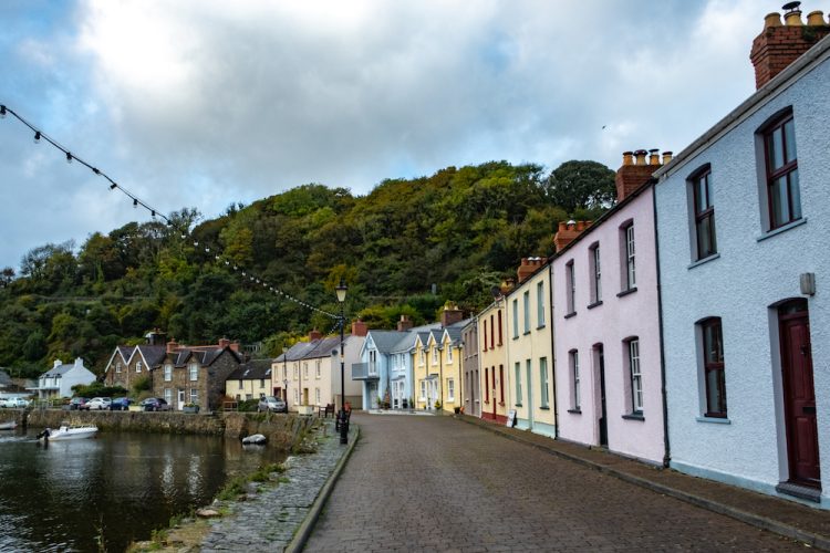 Fishguard kleurrijke huisjes wales ierland