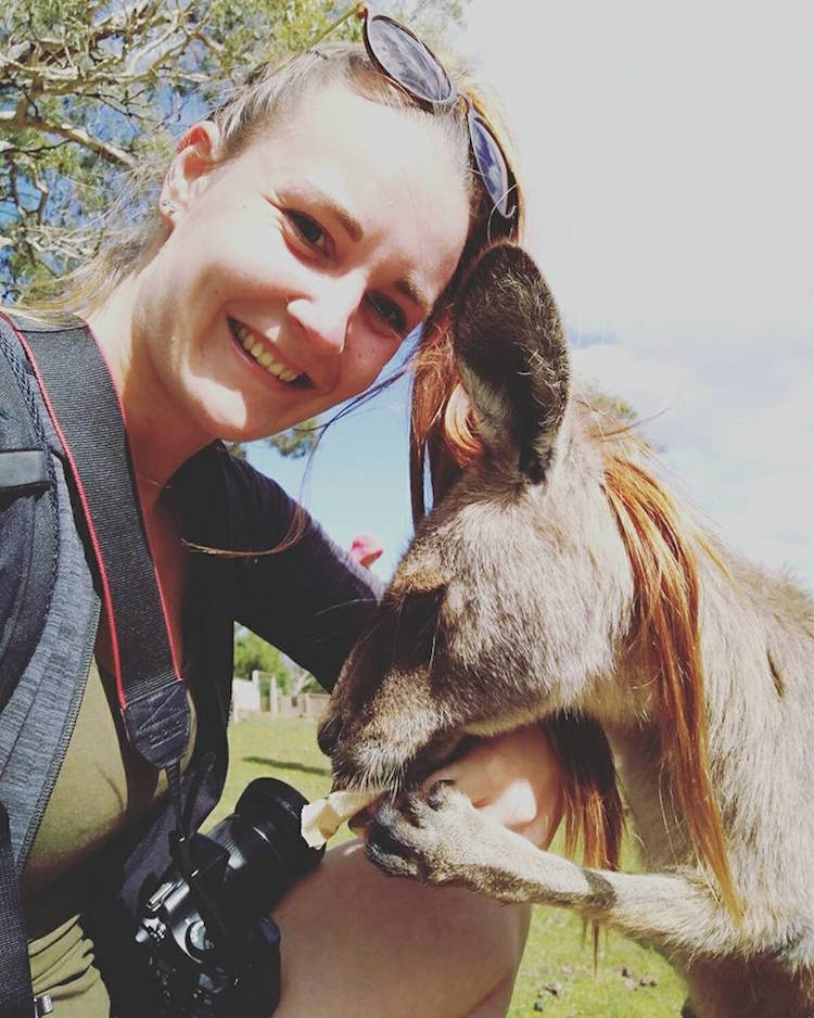 Fleur australie backpacken Kangoeroe op de foto