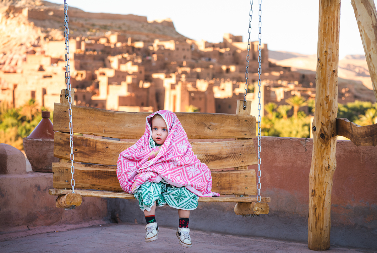 Giel op de schommelstoel op uitzichtpunt Ait Ben Haddou