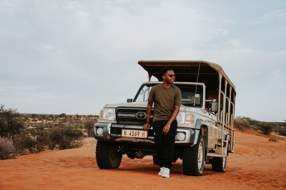 Jeep in de Kalahari woestijn