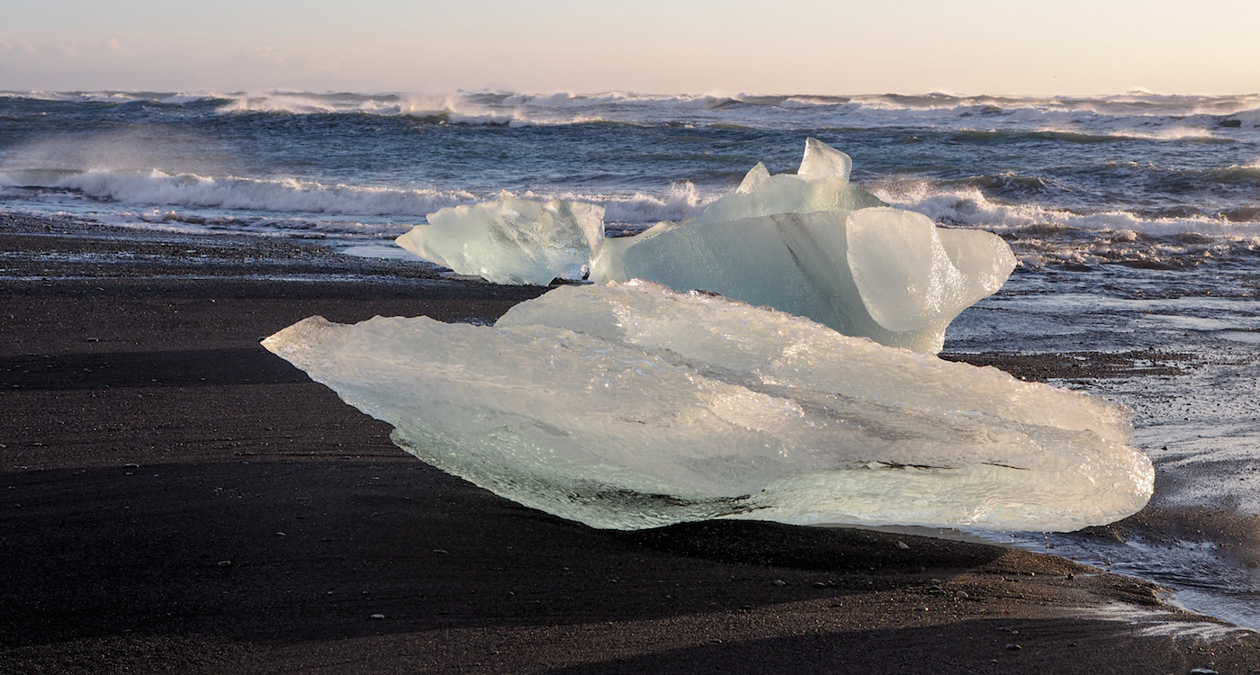 Jokulsarlon gletsjermeer zwarte strand