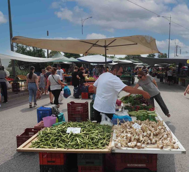 Verkoop op zaterdagse markt in Katerini