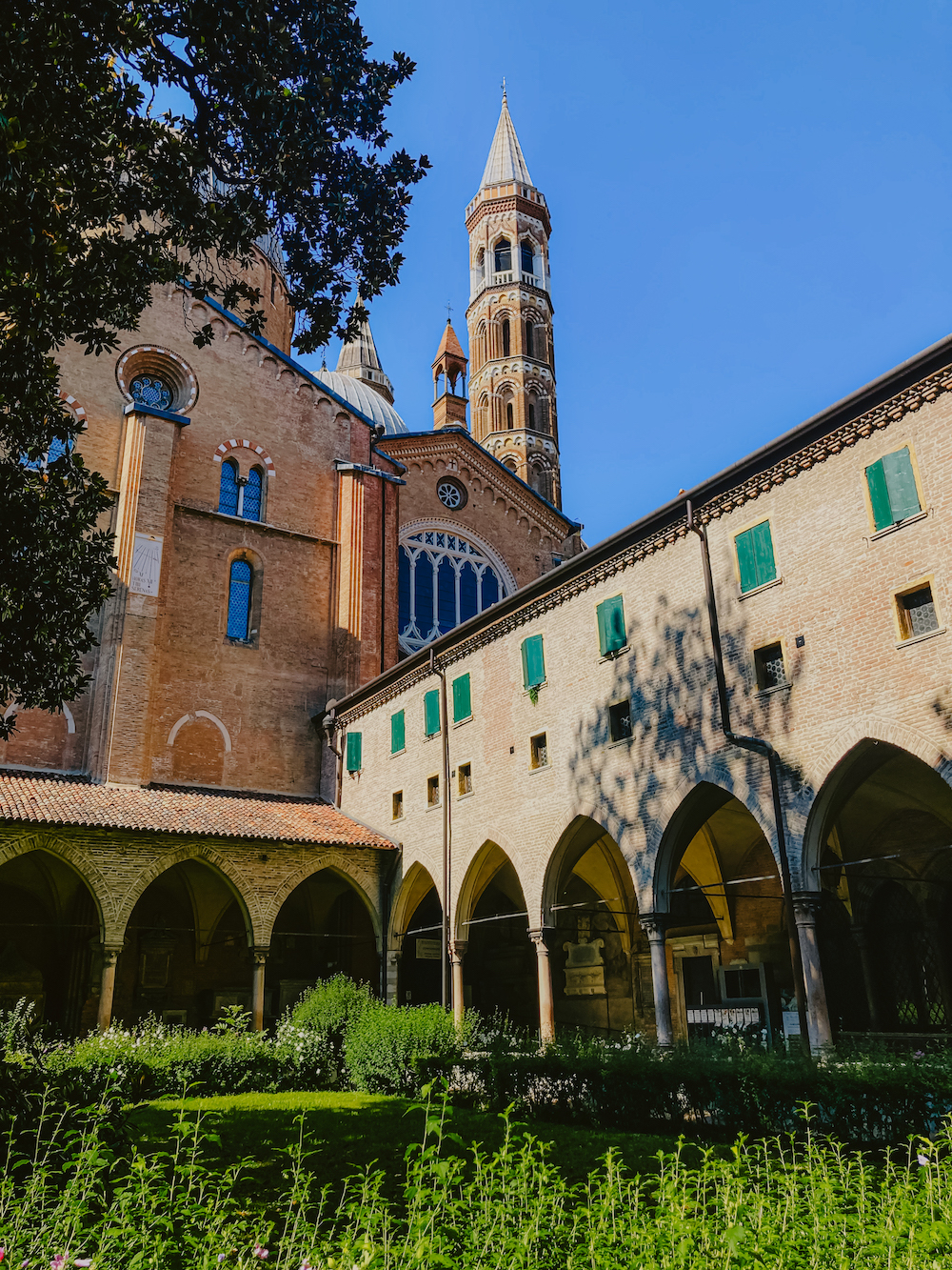 Kloosters bij basilica