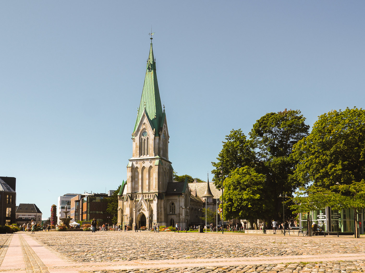 bezienswaardigheden kristiansand De Domkerk aan het centrale plein van Kristiansand waar met Kerstmis een grote ijsbaan ligt.