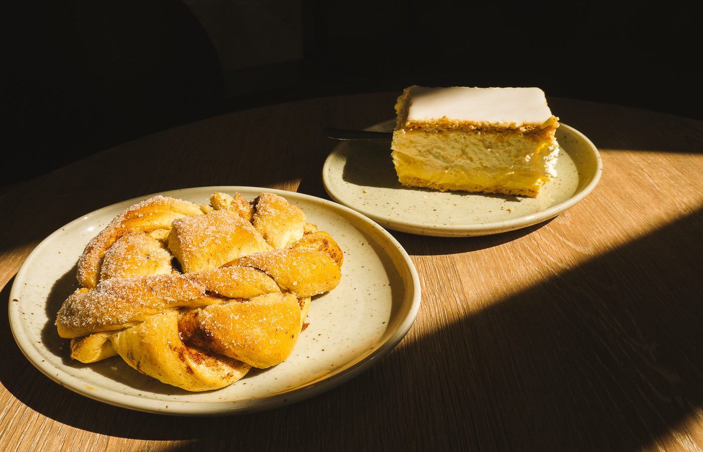 Bij de gakkes op Markens gate eet je kaneelbollen en drink je koffie.