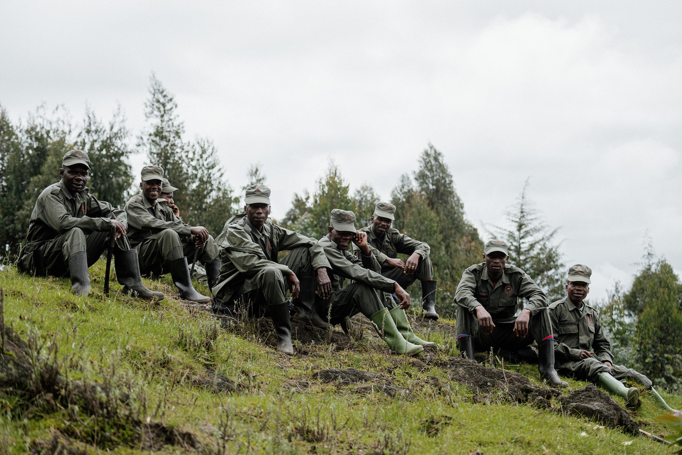 Met gidsen rwanda in op zoek naar gorilla