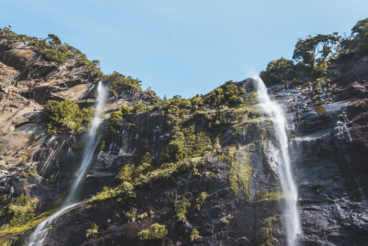 Milford Sound in Nieuw Zeeland cruise watervallen