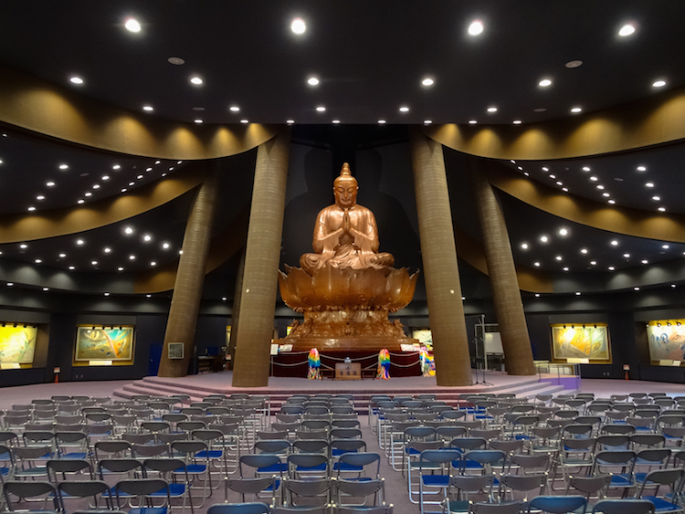 Okinawa-Japan-peace-museum-prayer-statue