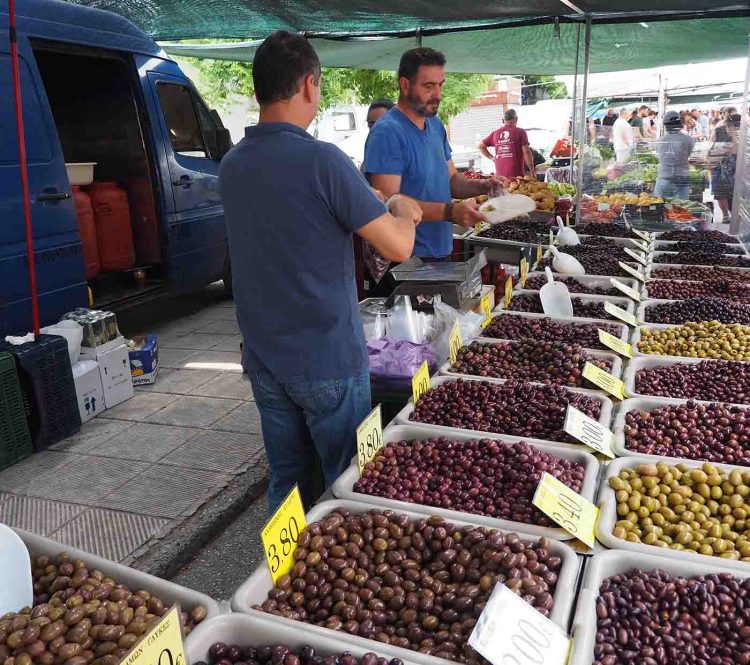 Katerini op zaterdagse markt volop olijven