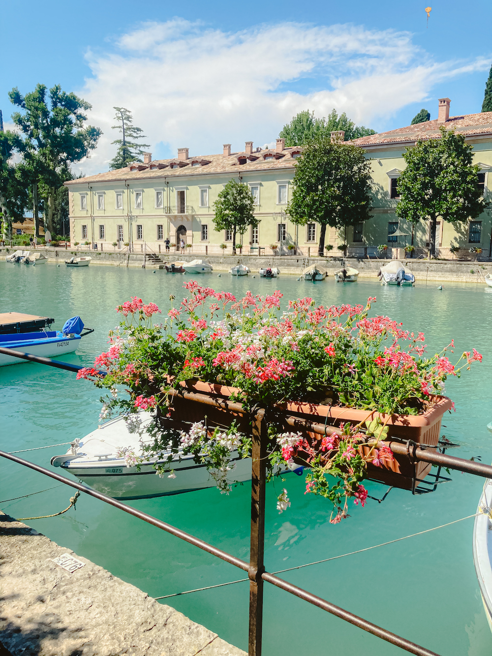 Peschiera bootjes en bloemen