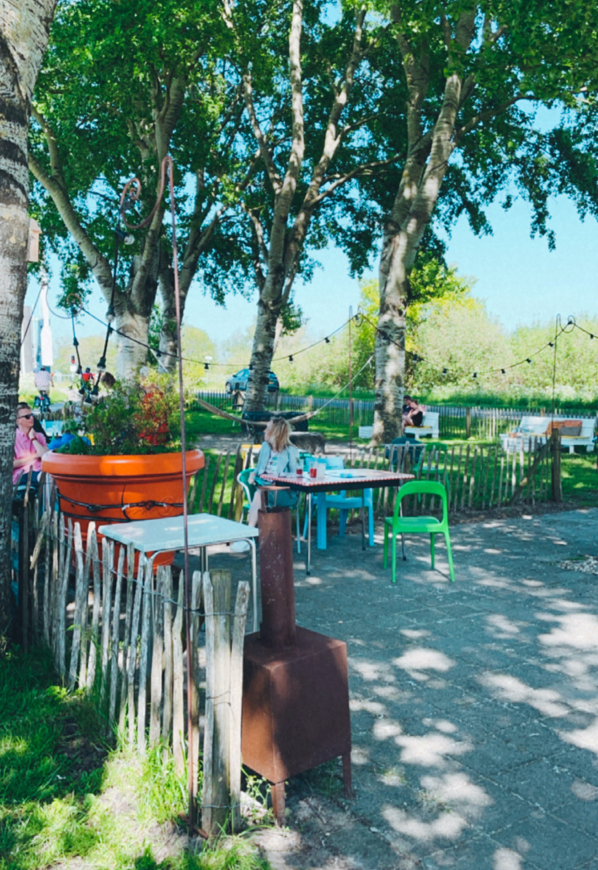 Picknickers in Terherne vaarvakantie friesland