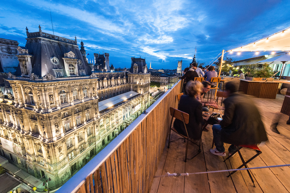 Rooftop bar parijs avond 