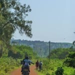 Rijden in oeganda backpacken zandwegen