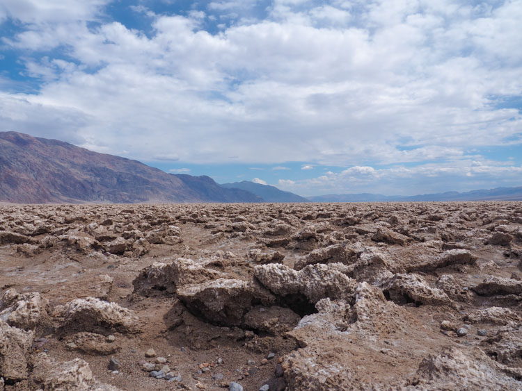 Route door Death Valley devil's golf course