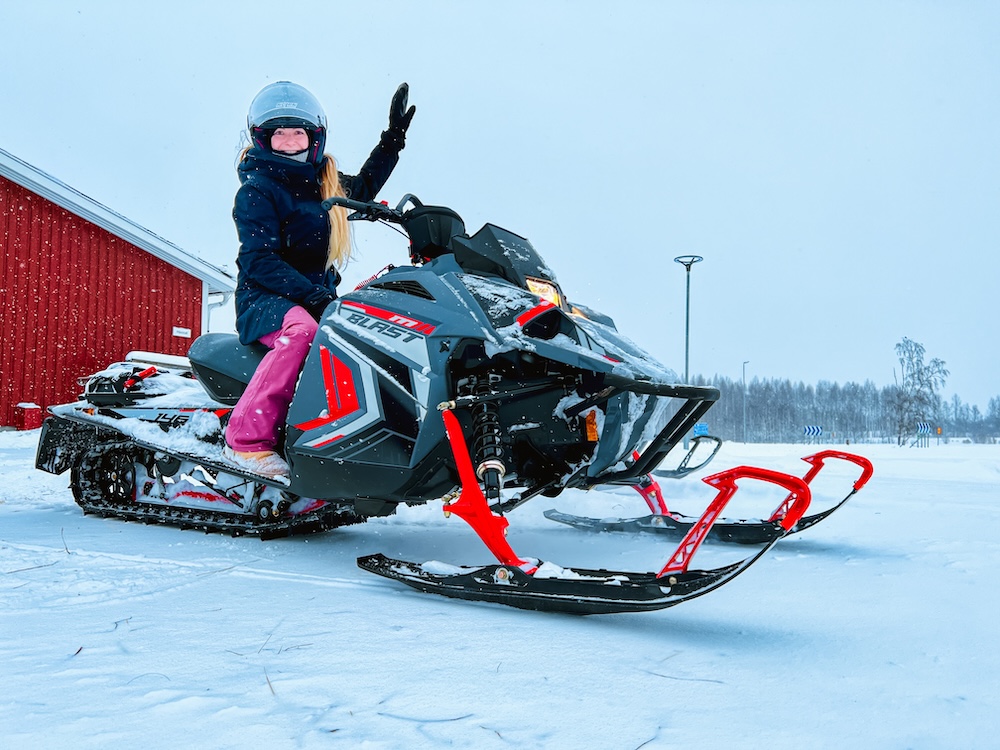 Stepahnie op de sneeuwscooter