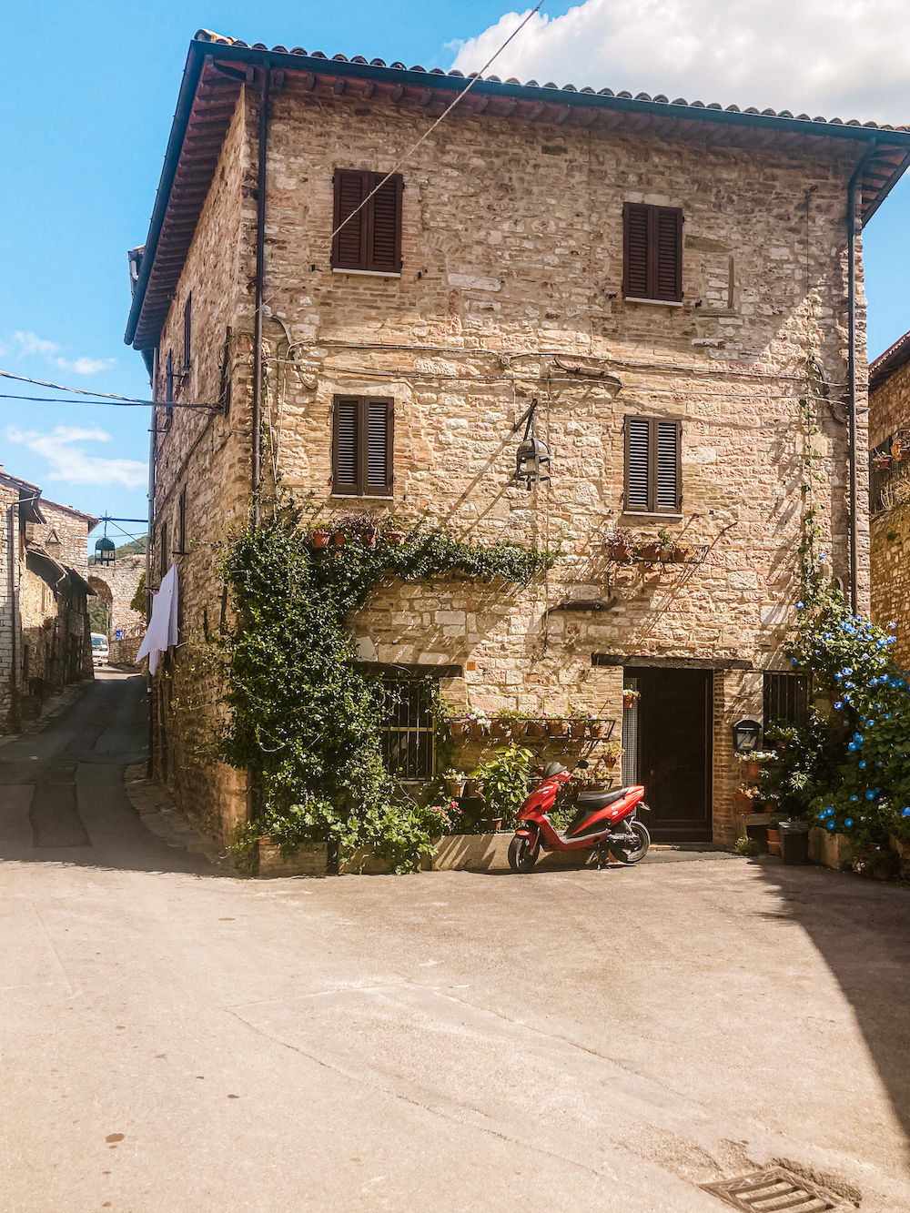 Straatbeeld Assisi bloemen