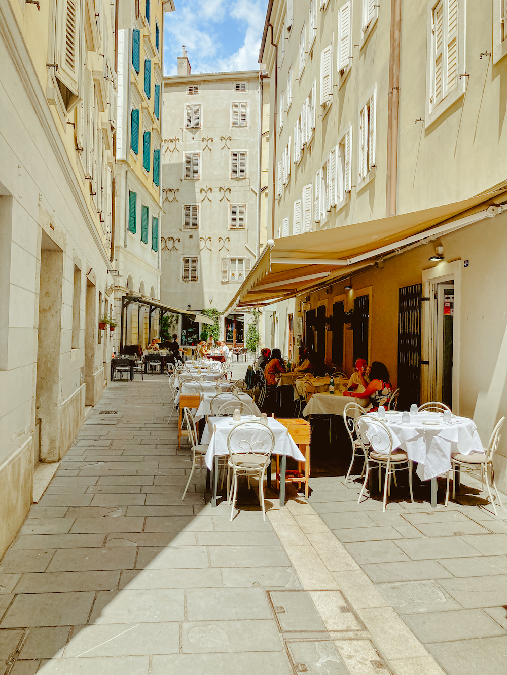 Straatje achter Piazza Borsa