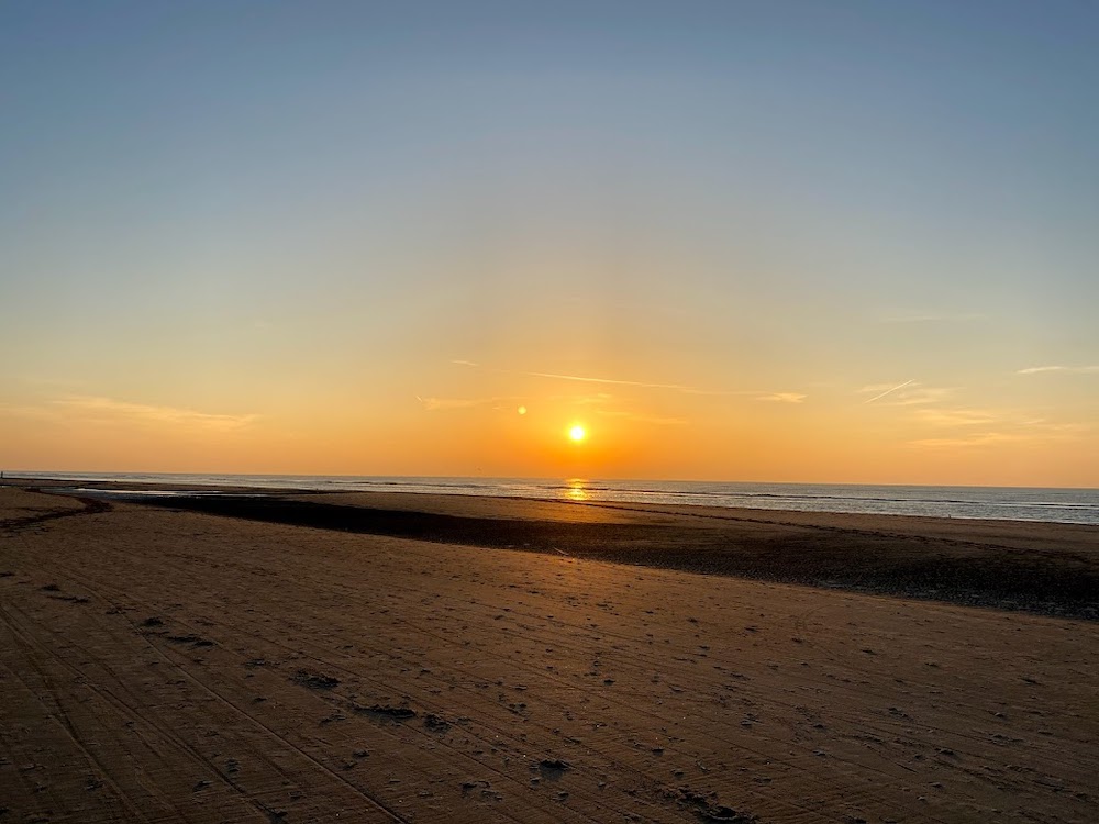 Strand Bergen zonsondergang