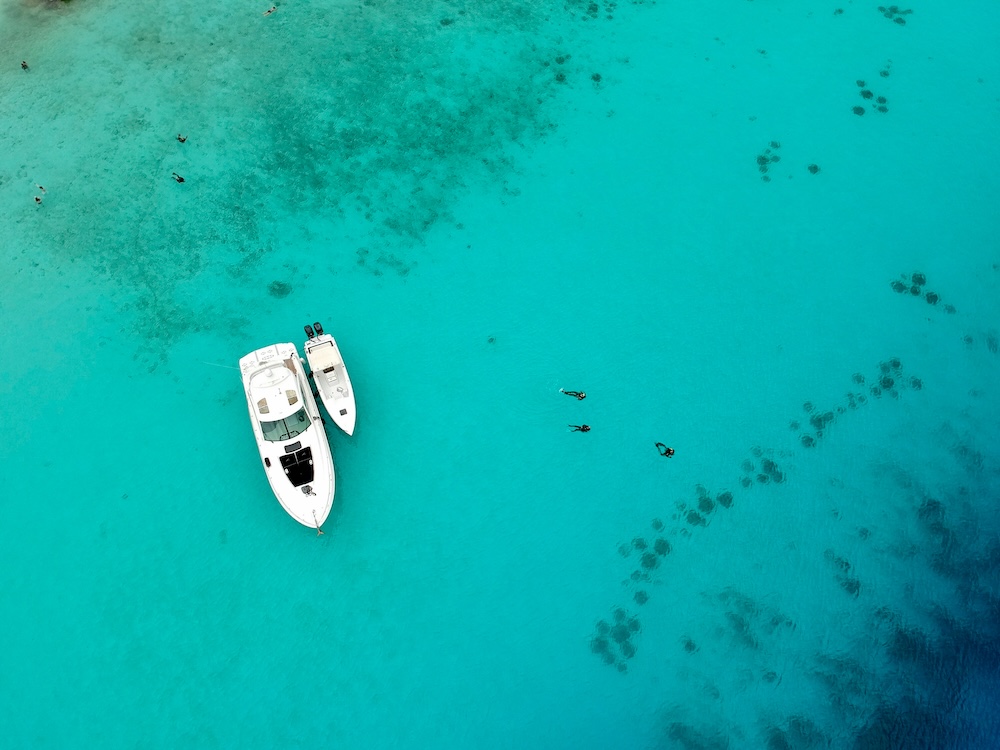 Stranden curacao, bootje en duikers