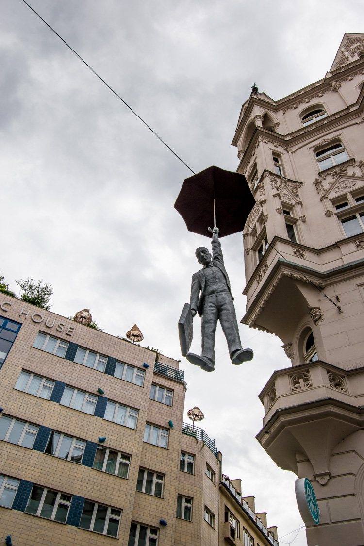 Streetart Praag Umbrella man