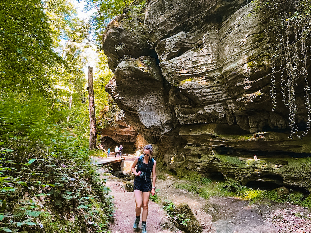 Tessa op de Mullerthal Trail