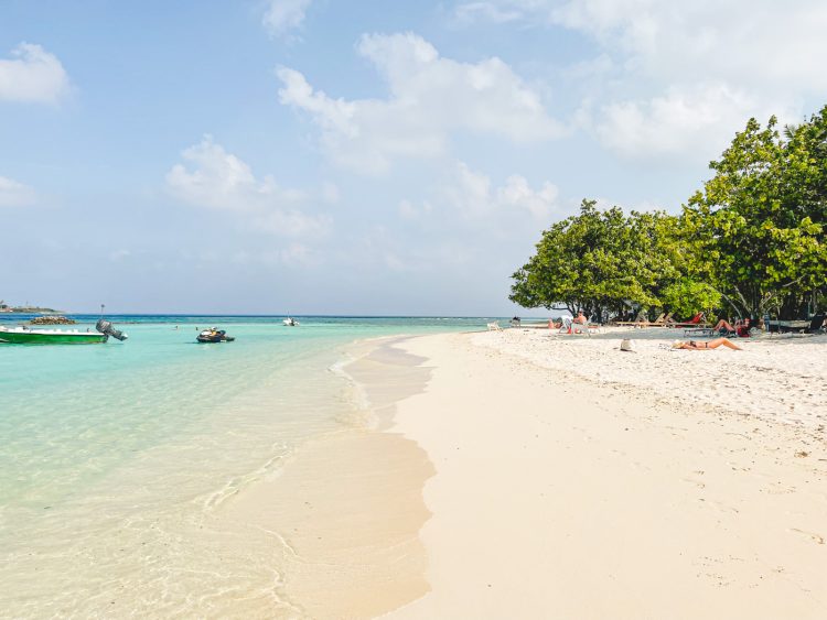 Thulusdoo bikini beach