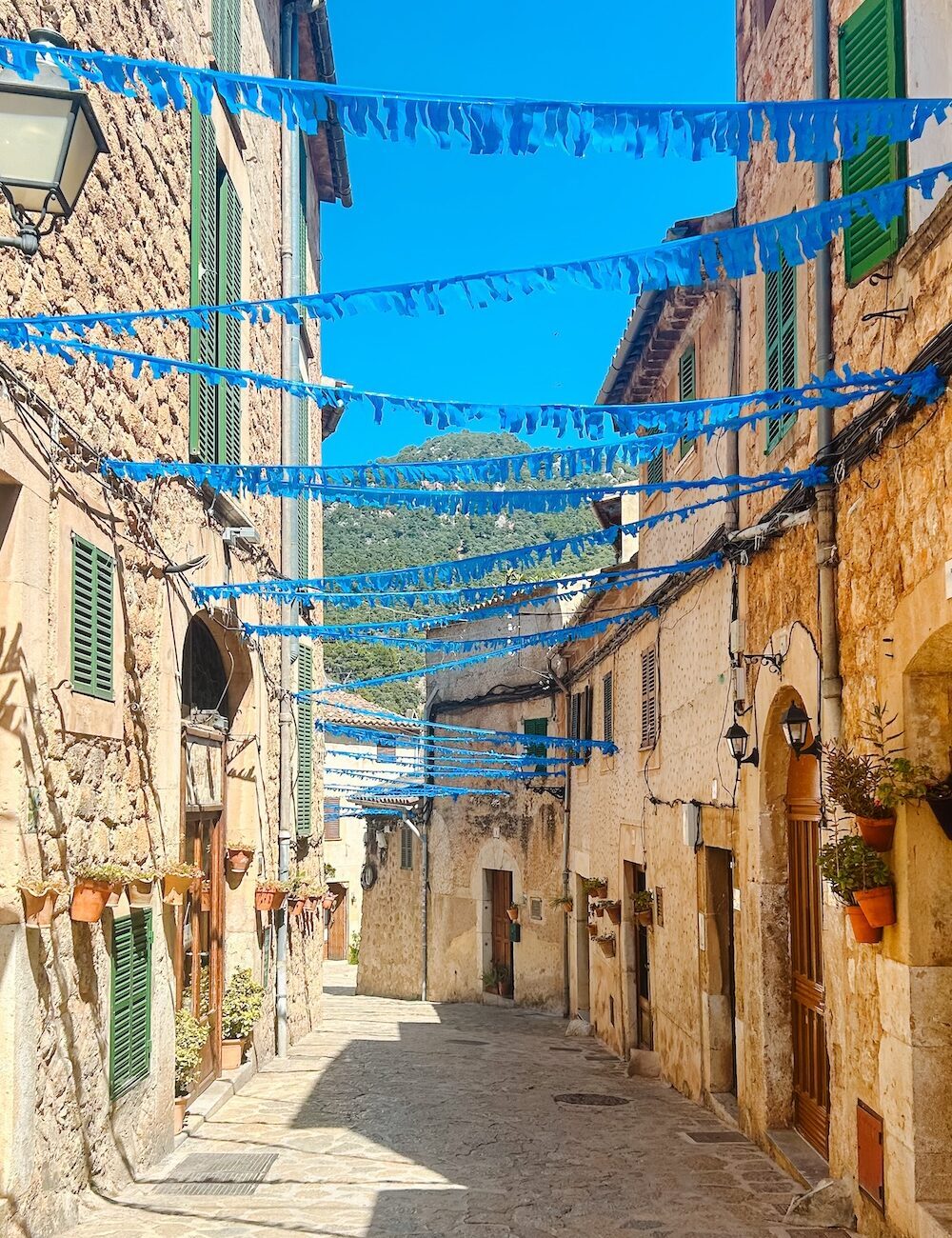 Valldemossa straat met vlaggetjes