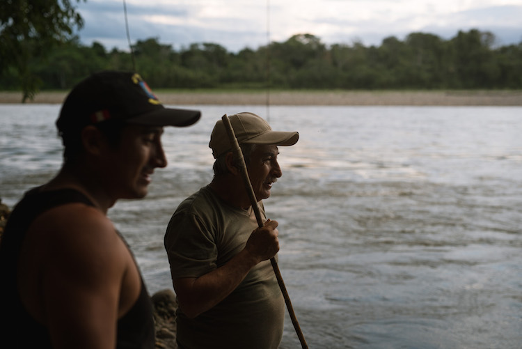 Vissen met Arturo familie jungle peru