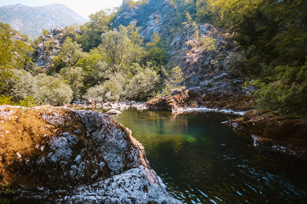 Wandeling naar de vleermuizengrot, Lake Skadar