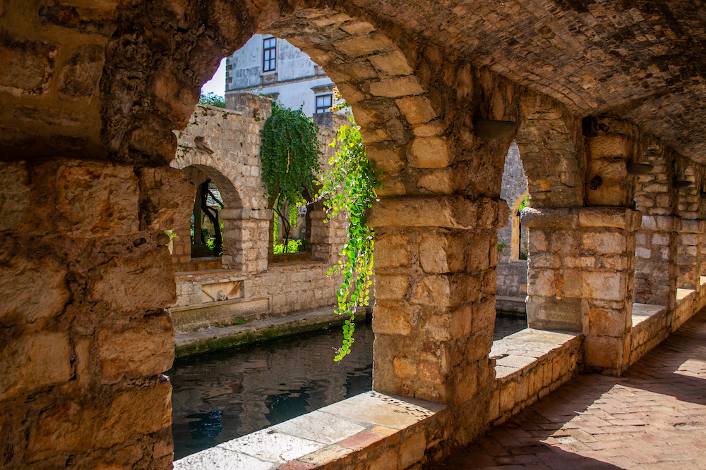 Wat te doen op Hvar, bezoek Stari Grad