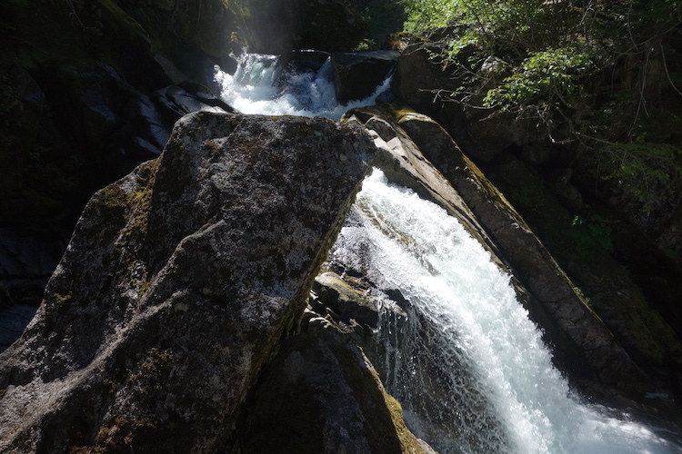 Waterval tijdens west canada rondreis