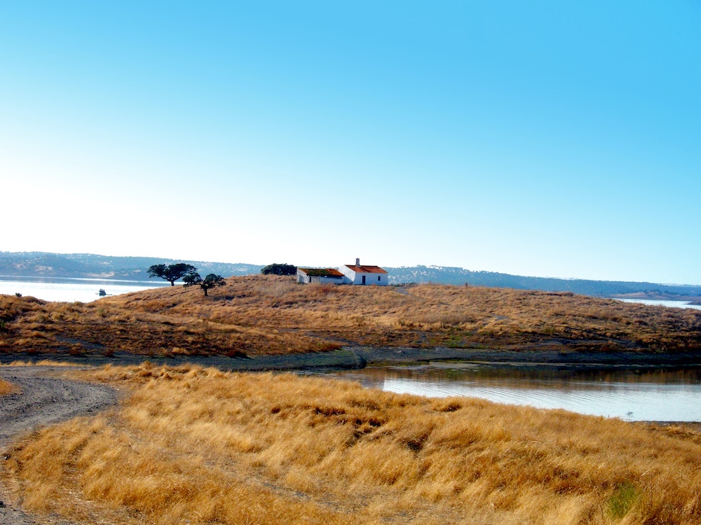 Wit huisje in Alentejo landschap