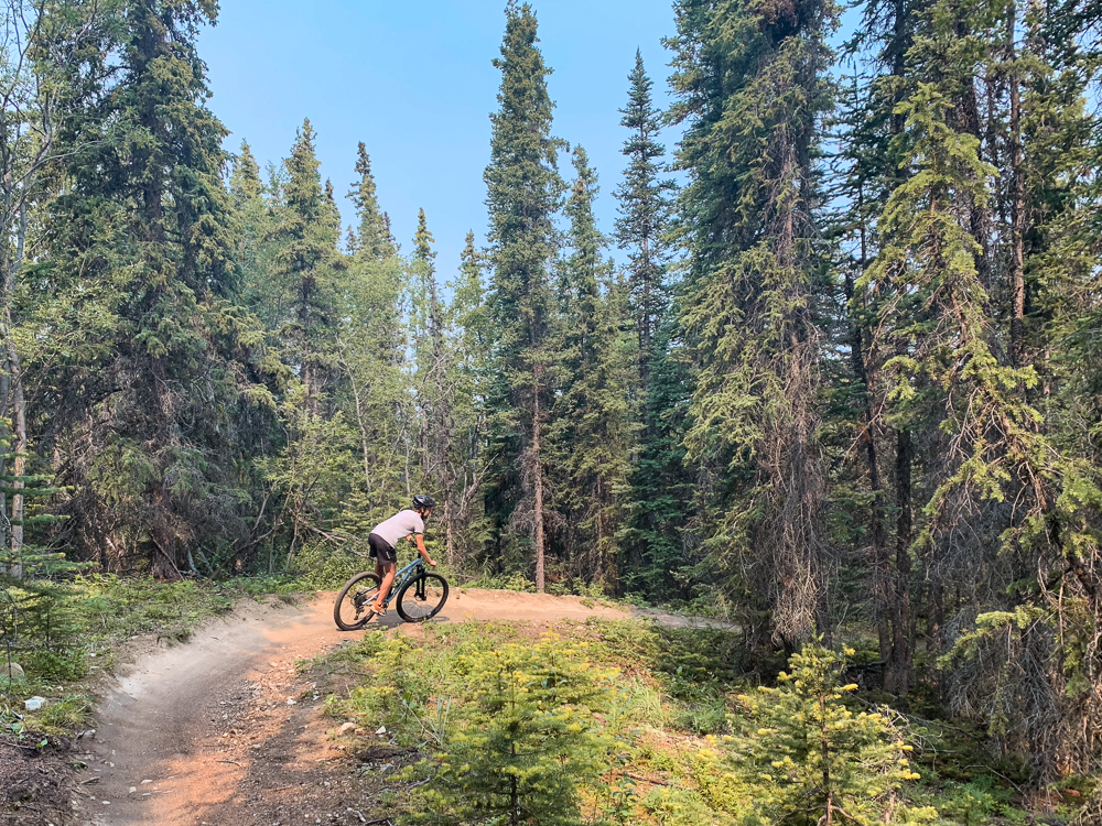 Yukon mountainbiken Carcross