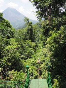 Zip lining bij arenal vulkaan