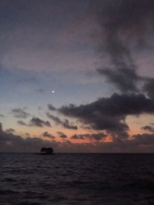 Zonsondergang casa en el agua colombia